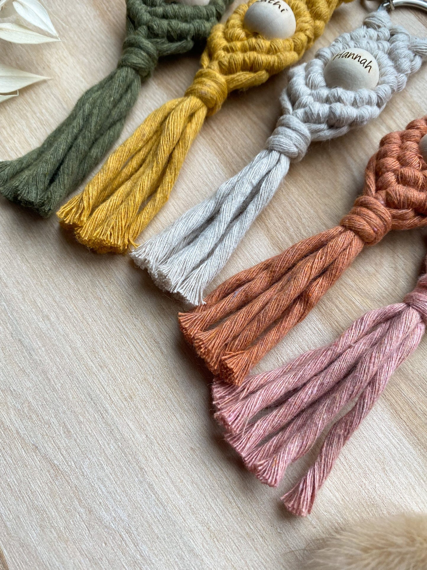 Makramee Schlüsselanhänger personalisiert mit Gravur