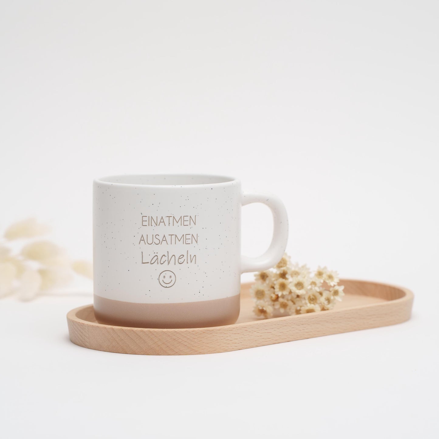 Keramiktasse mit Gravur | Einatmen Ausatmen Lächeln | Geschenk Frau Freundin Mama | Geschenkidee | Geburtstag | Keramikbecher Kaffee Tee
