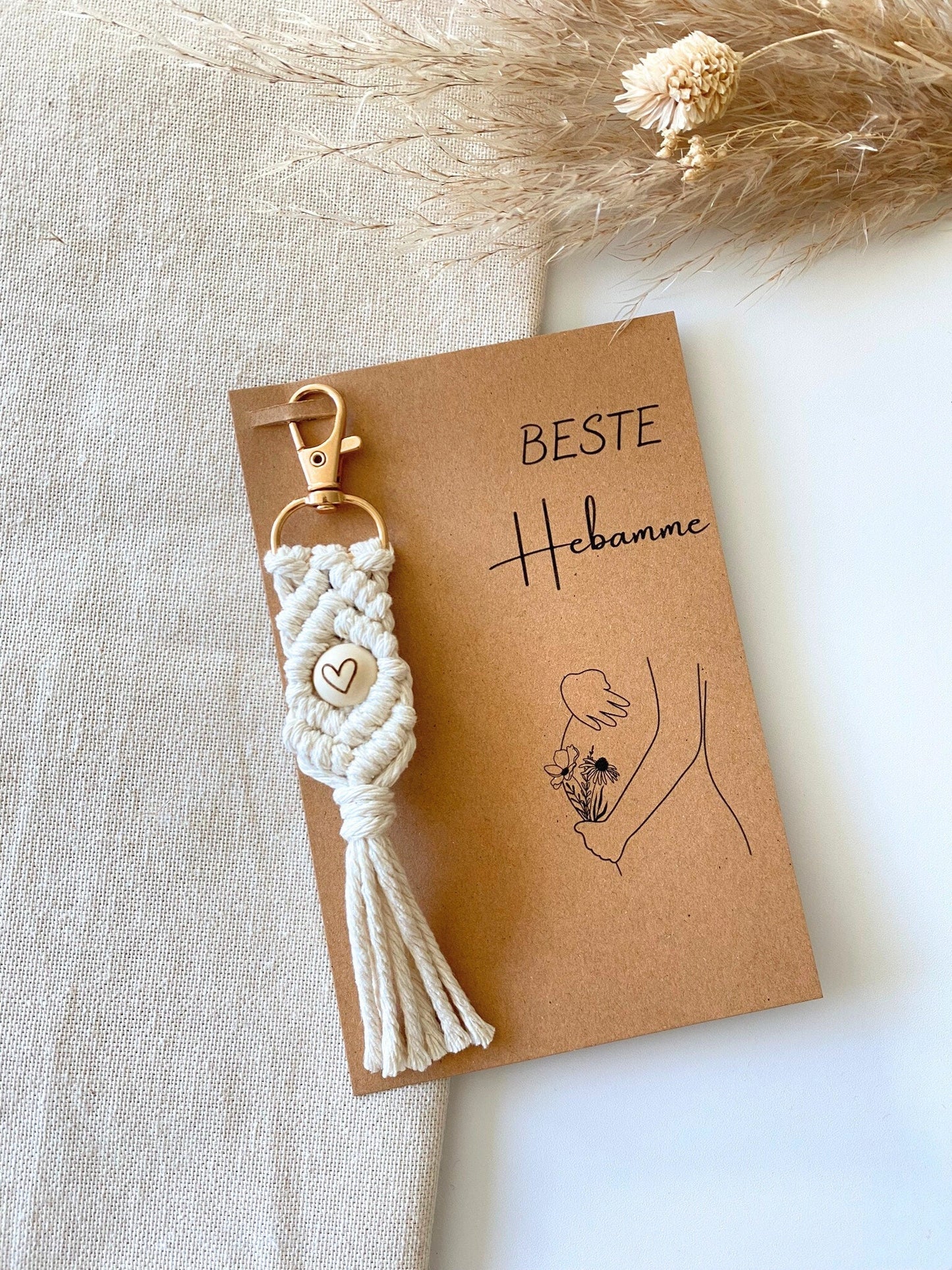 Geschenk Hebamme | Makramee Schlüsselanhänger | Geschenkkarte mit Mini Trockenblumenstrauß | Hebamme mit Herz | Schwangerschaft