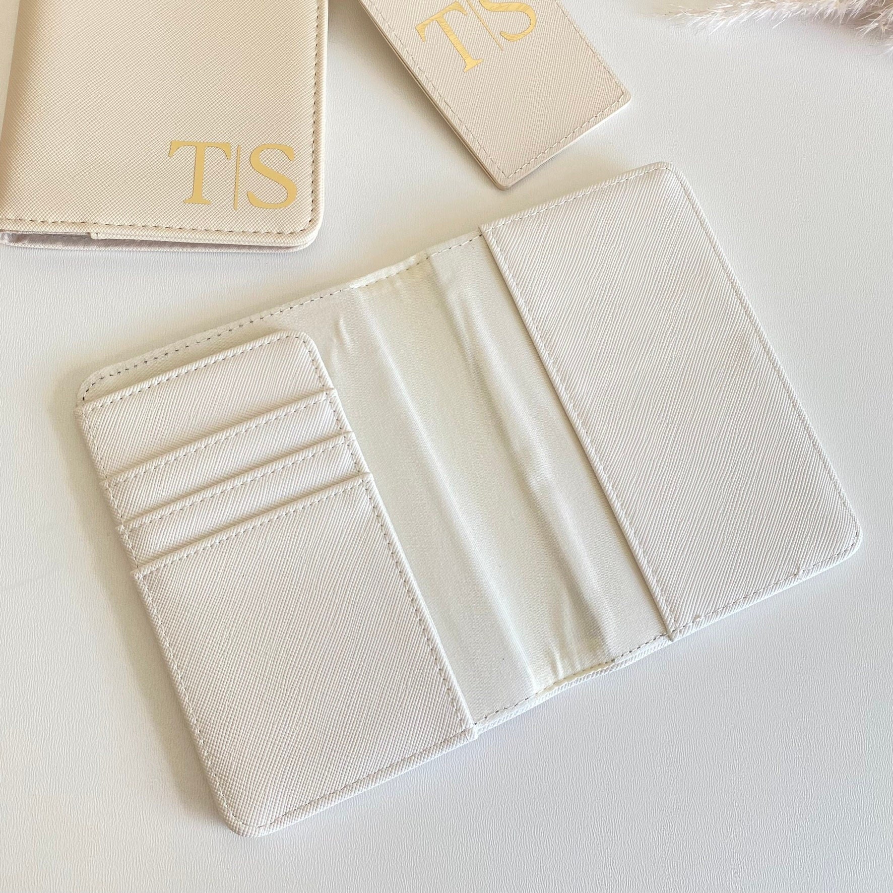 Personalisiertes Set Reisepasshülle + Kofferanhänger mit Initial | Personalisiertes Geschenk Frau Mama Freundin | Reisepass | Urlaub