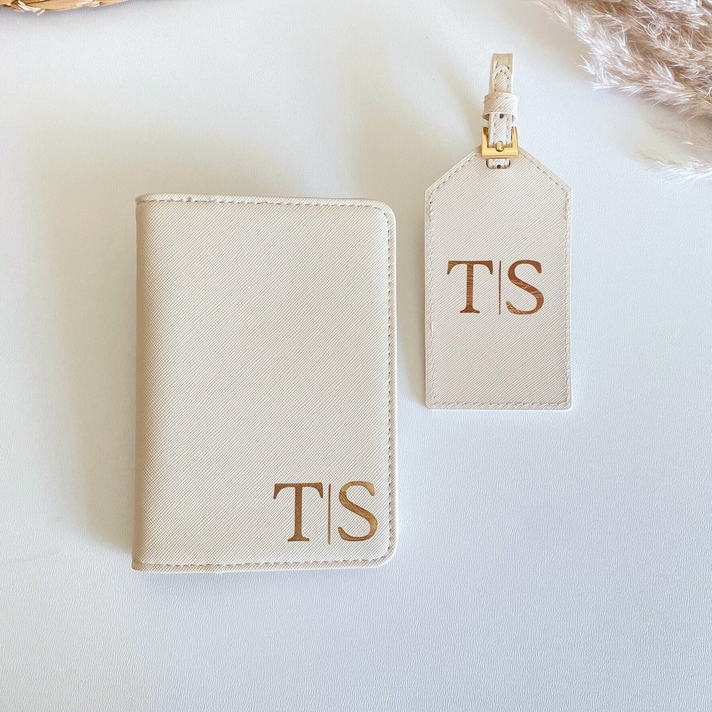 Personalisiertes Set Reisepasshülle + Kofferanhänger mit Initial | Personalisiertes Geschenk Frau Mama Freundin | Reisepass | Urlaub