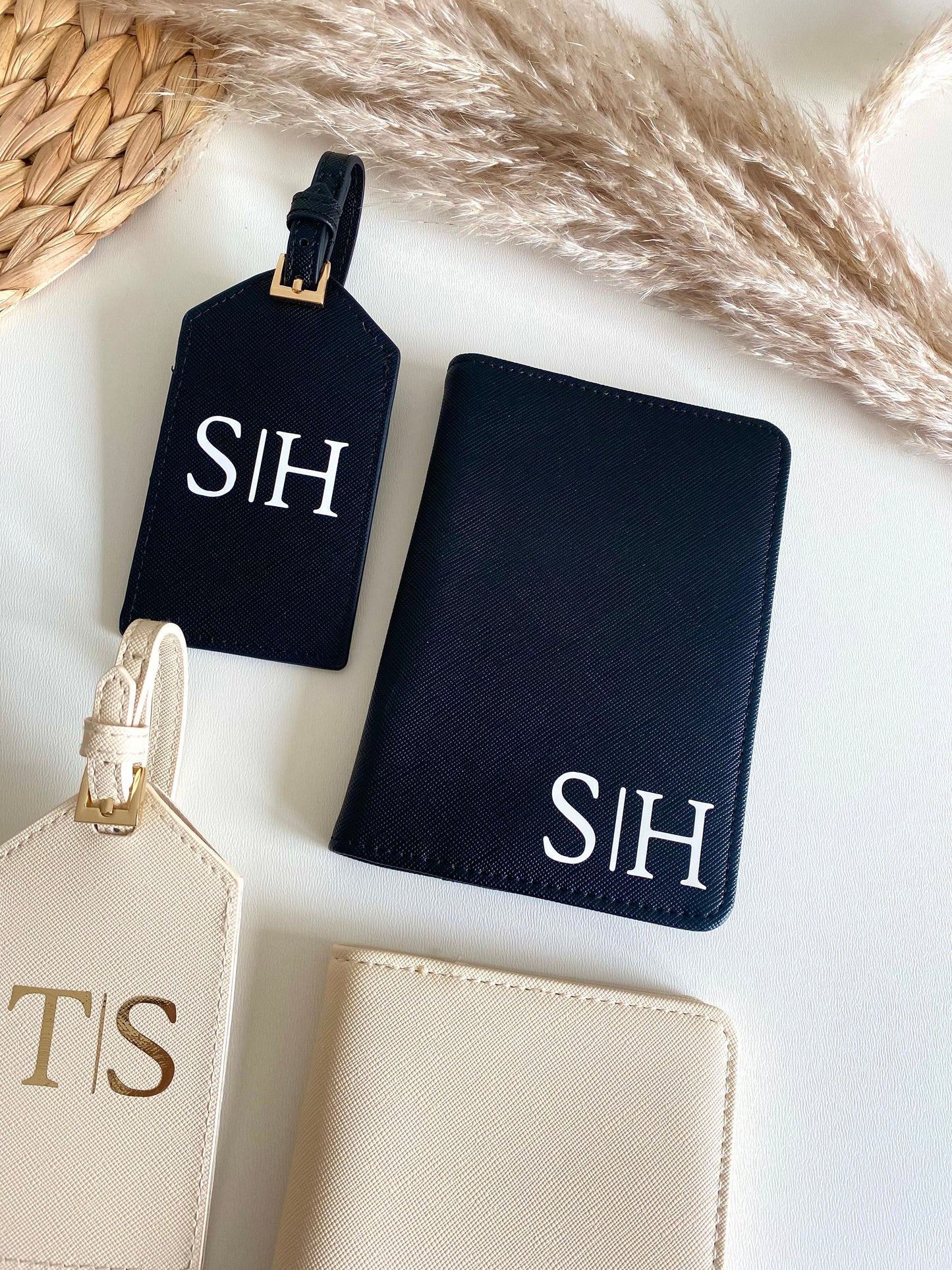 Personalisiertes Set Reisepasshülle + Kofferanhänger mit Initial | Personalisiertes Geschenk Frau Mama Freundin | Reisepass | Urlaub
