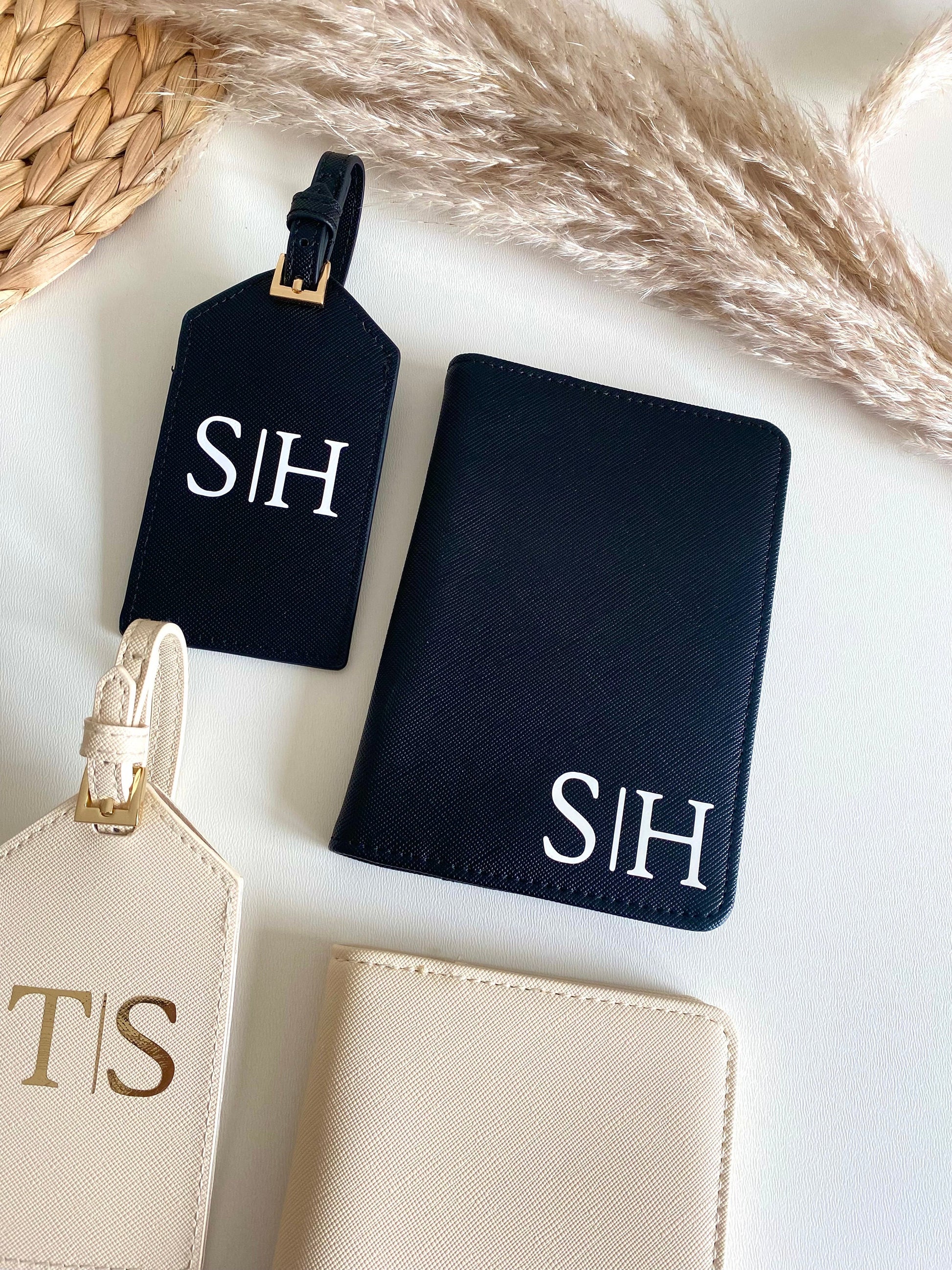 Personalisiertes Set Reisepasshülle + Kofferanhänger mit Initial | Personalisiertes Geschenk Frau Mama Freundin | Reisepass | Urlaub