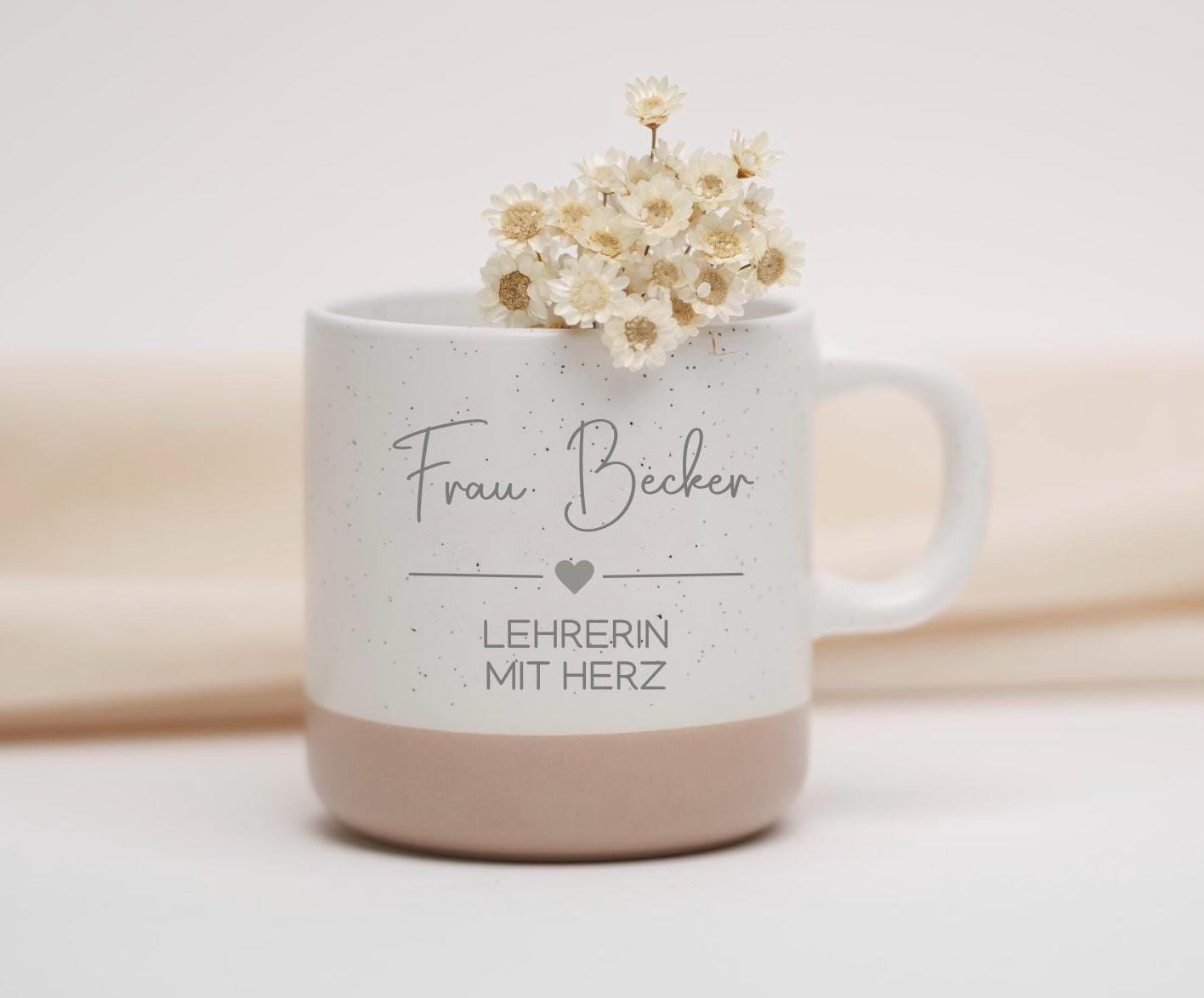 Geschenk Lehrerin | Abschiedsgeschenk | Schule Abschied | Dankeschön Geschenkidee | Tasse mit Gravur Lehrerin mit Herz | Kaffeetasse