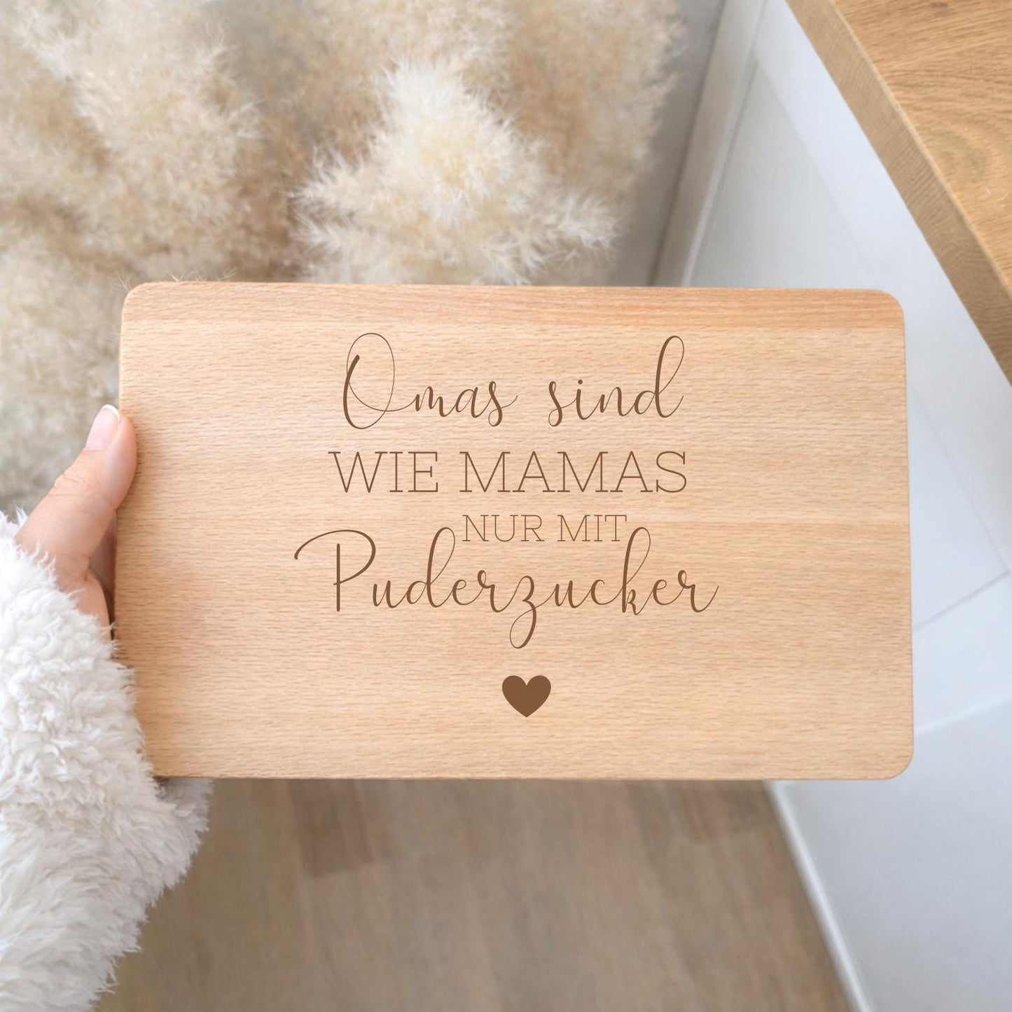 Frühstücksbrett aus Buchenholz „Omas sind wie Mama, nur mit Puderzucker“