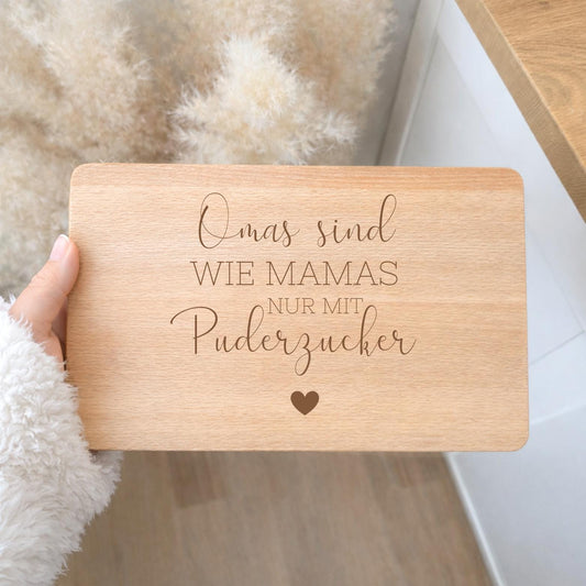 Frühstücksbrett aus Buchenholz „Omas sind wie Mama, nur mit Puderzucker“