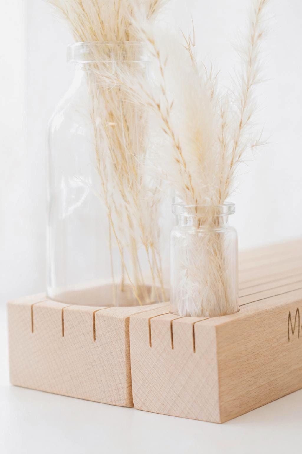 Personalisierter Kartenhalter aus Buchenholz „Mr & Mrs“ zur Hochzeit