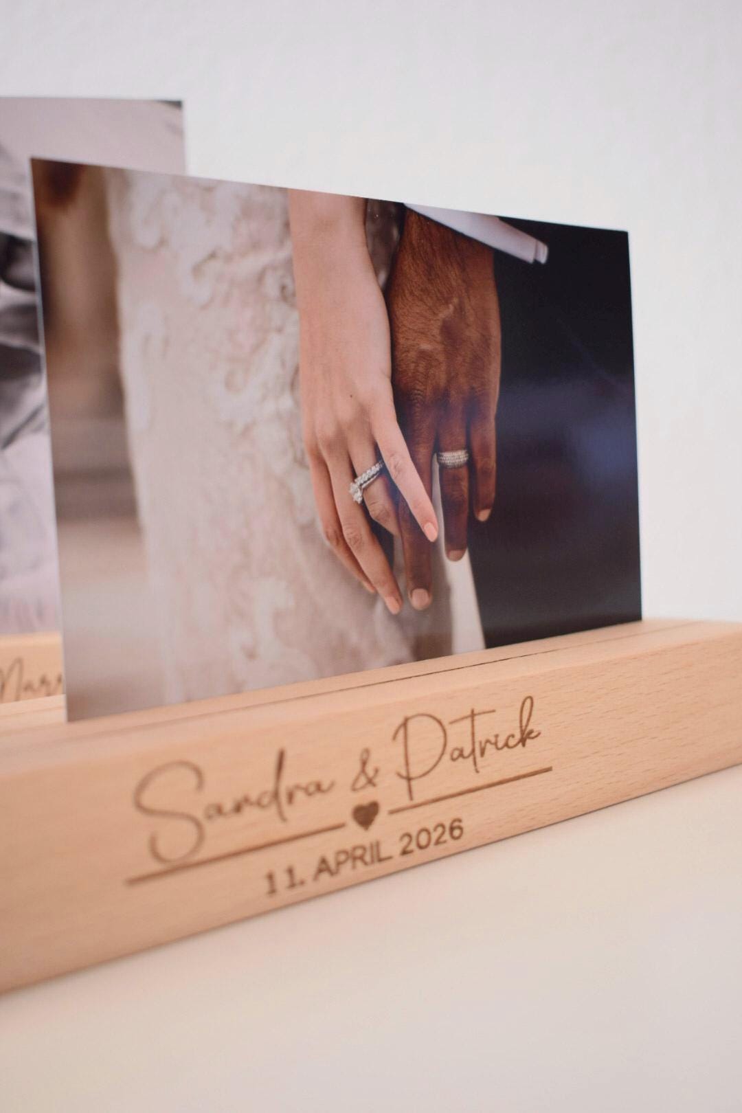 Personalisierter Kartenhalter | Hochzeitsgeschenk | Geldgeschenk | Geschenk Hochzeit Brautpaar | Fotoständer mit Gravur Namen und Datum