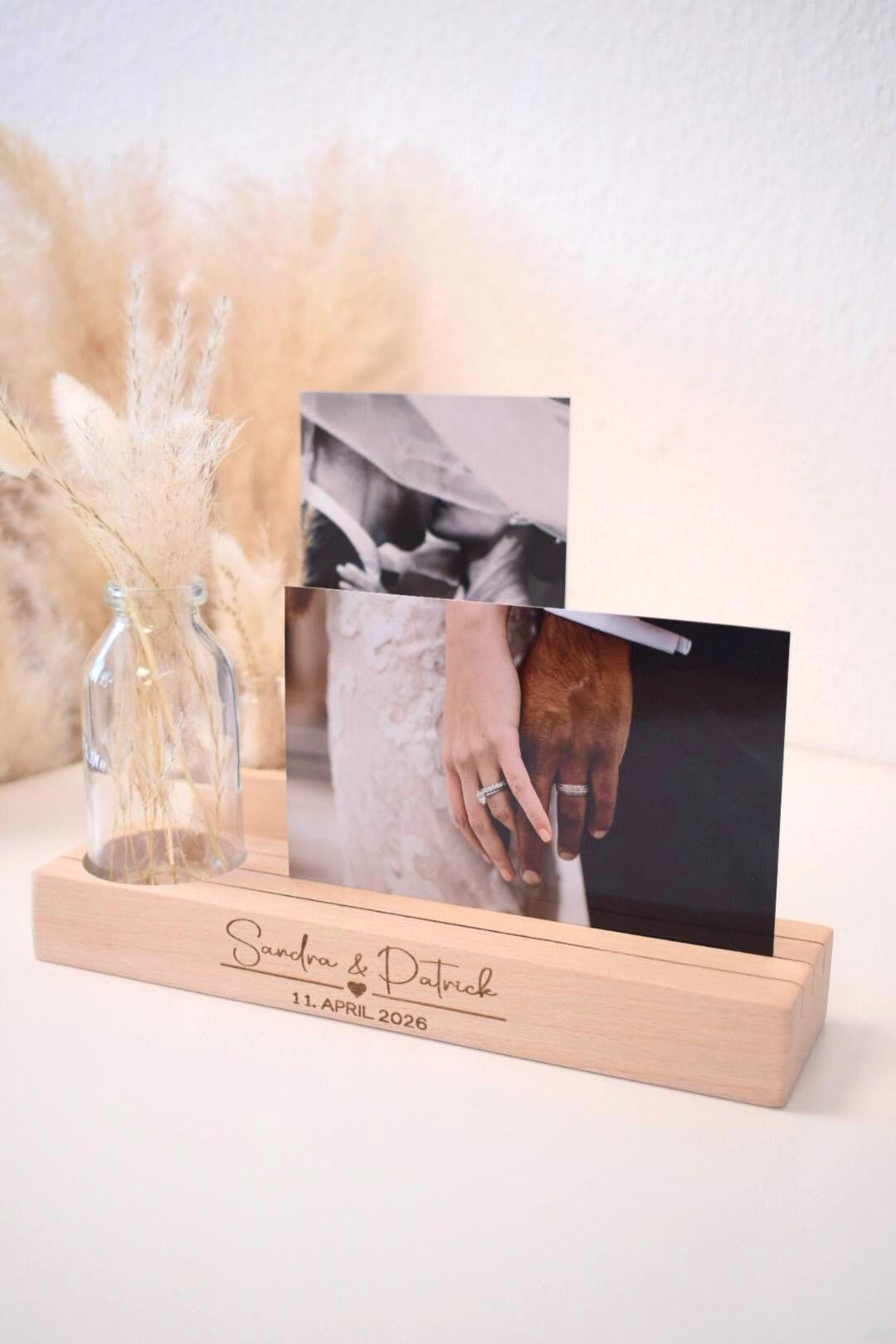 Personalisierter Kartenhalter | Hochzeitsgeschenk | Geldgeschenk | Geschenk Hochzeit Brautpaar | Fotoständer mit Gravur Namen und Datum
