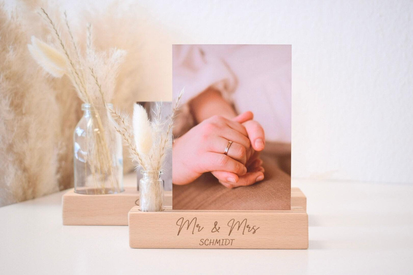 Personalisierter Kartenhalter aus Buchenholz „Mr & Mrs“ zur Hochzeit