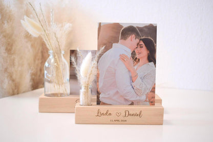 Personalisierter Kartenhalter aus Buchenholz mit Namen zur Hochzeit