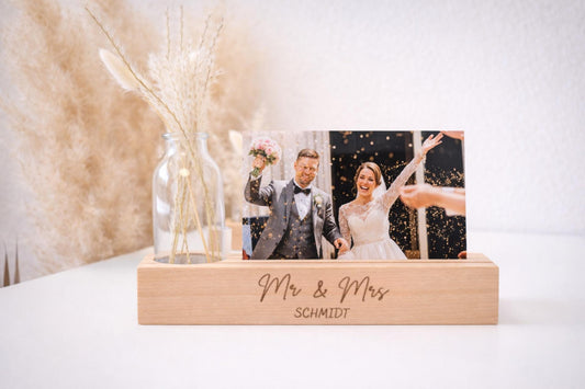 Personalisierter Kartenhalter aus Buchenholz „Mr & Mrs“ zur Hochzeit