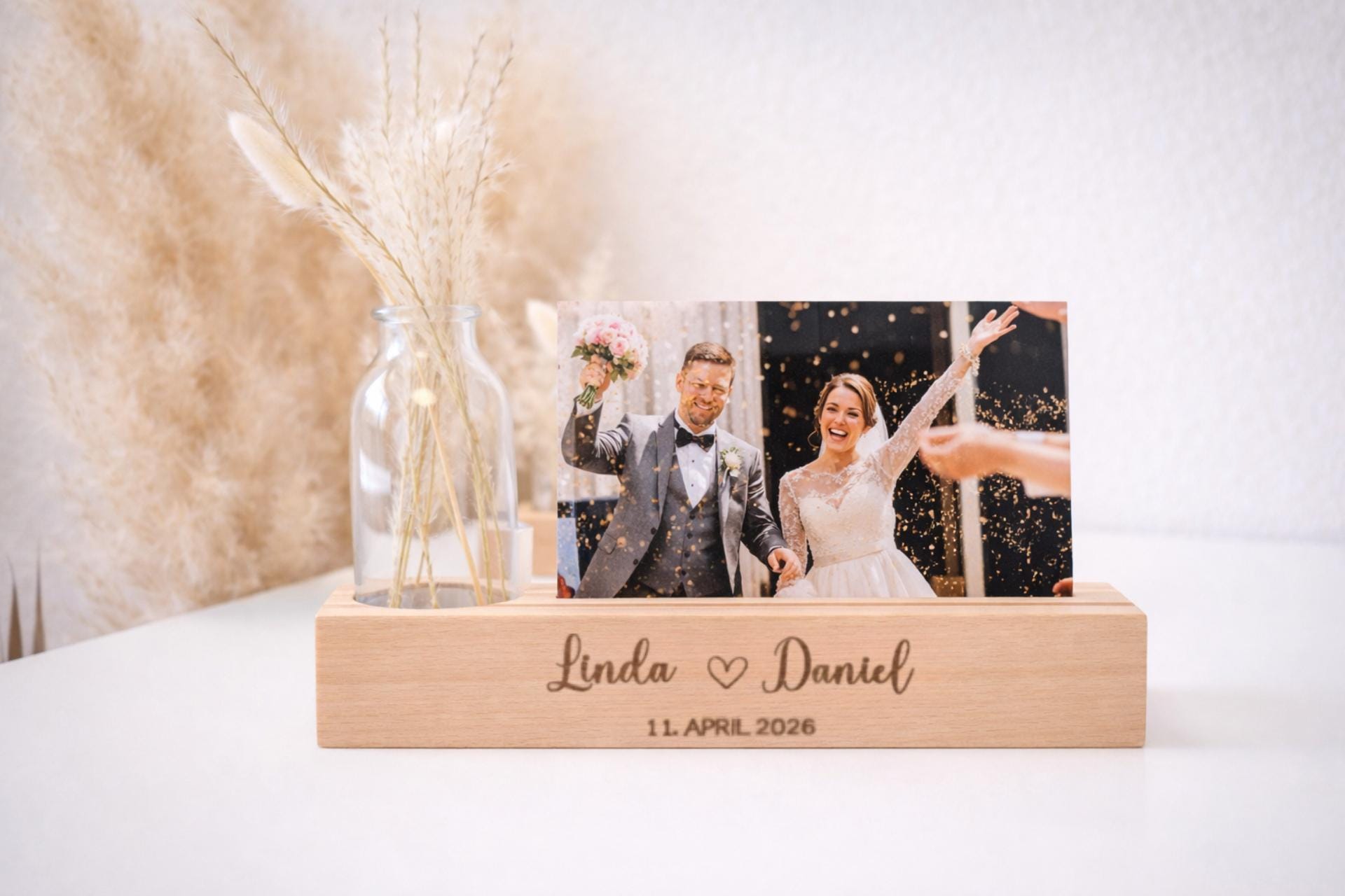 Personalisierter Kartenhalter aus Buchenholz mit Namen zur Hochzeit