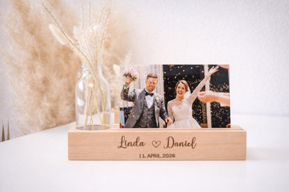 Personalisierter Kartenhalter aus Buchenholz mit Namen zur Hochzeit