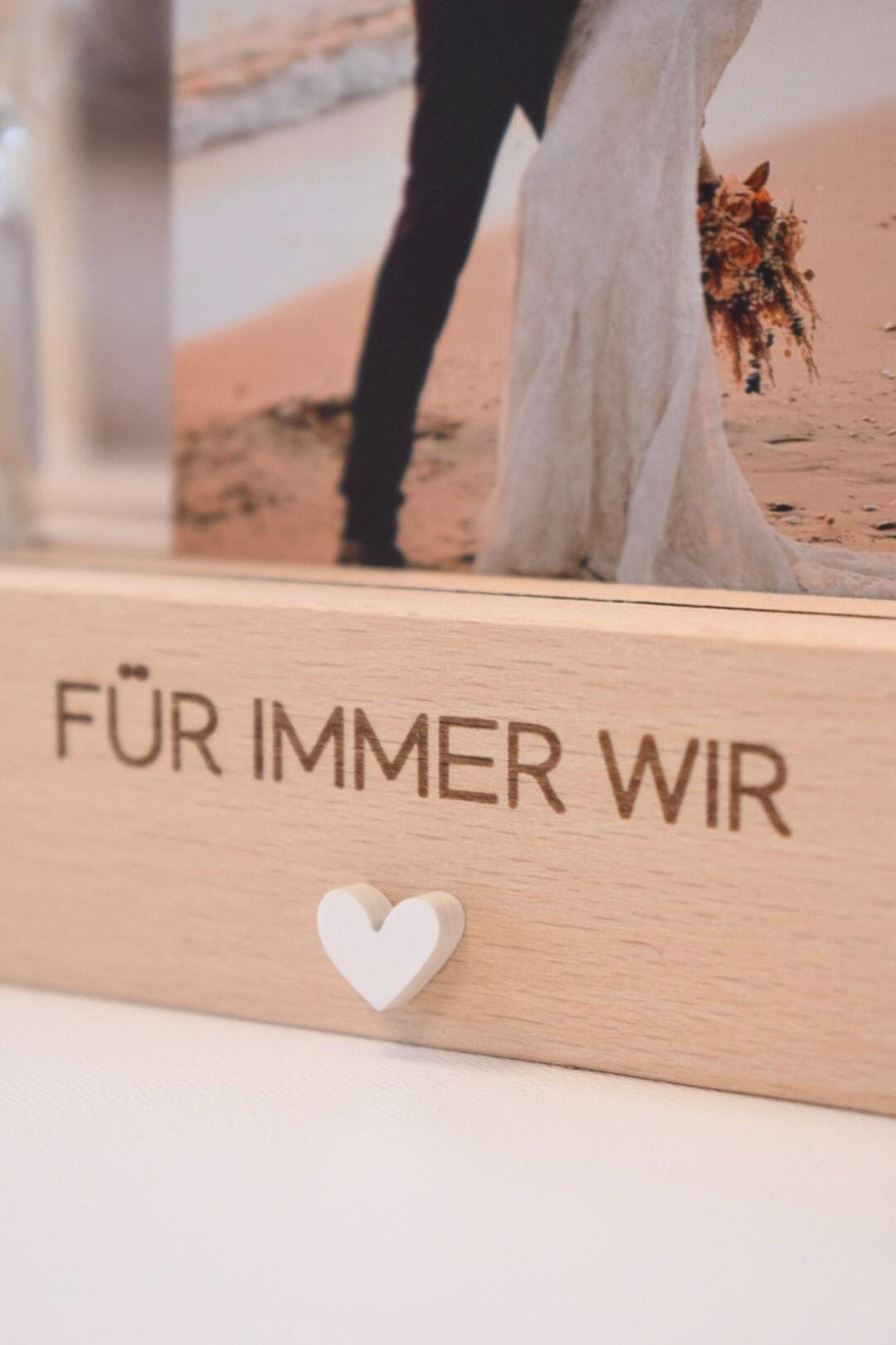 Personalisierter Kartenständer aus Buchenholz mit Namen zur Hochzeit