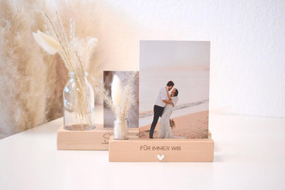 Personalisierter Kartenständer aus Buchenholz mit Namen zur Hochzeit