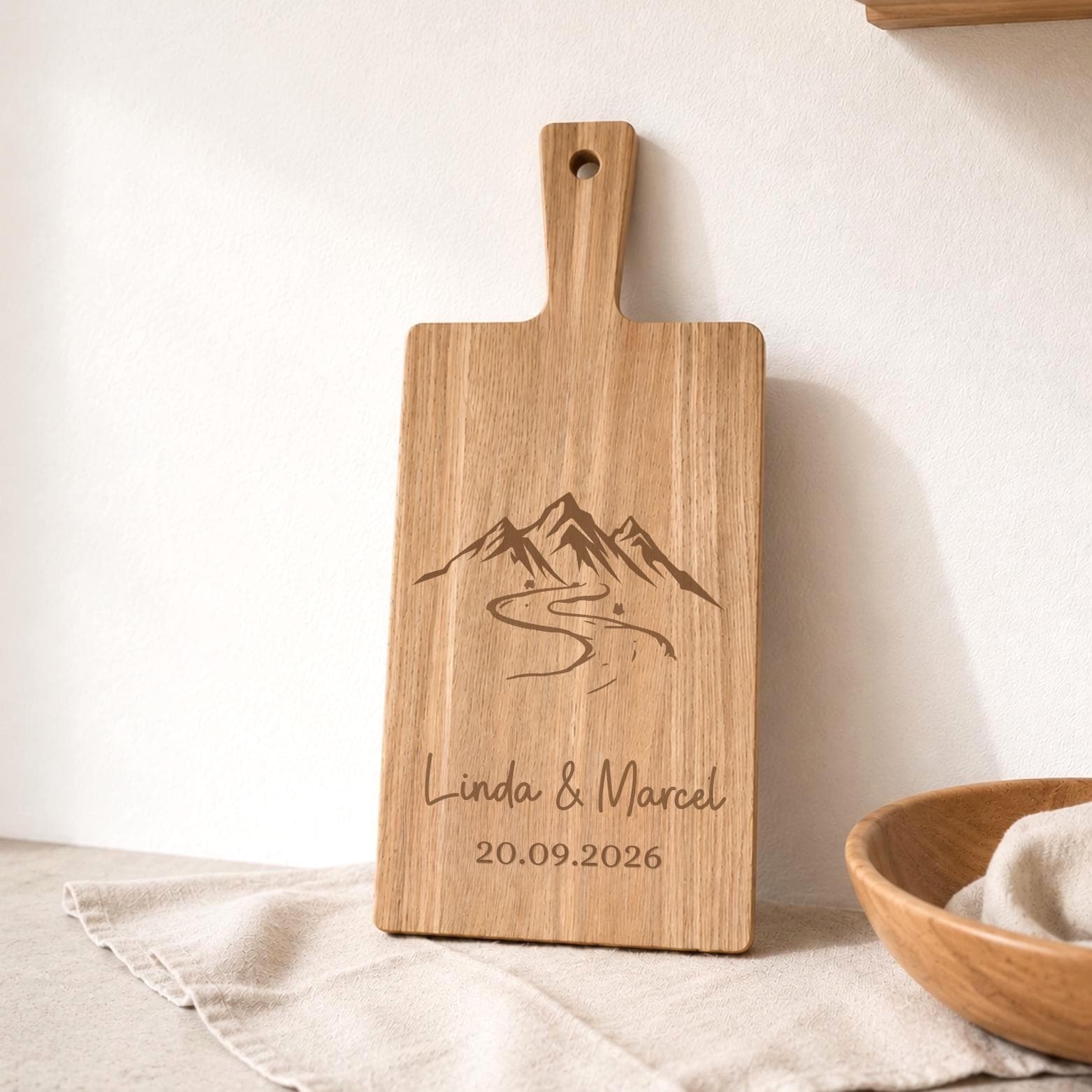 Schneidebrett mit Bergmotiv | Personalisiertes Hochzeitsgeschenk | Namen & Hochzeitsdatum | Geschenk für das Brautpaar Namen und Datum