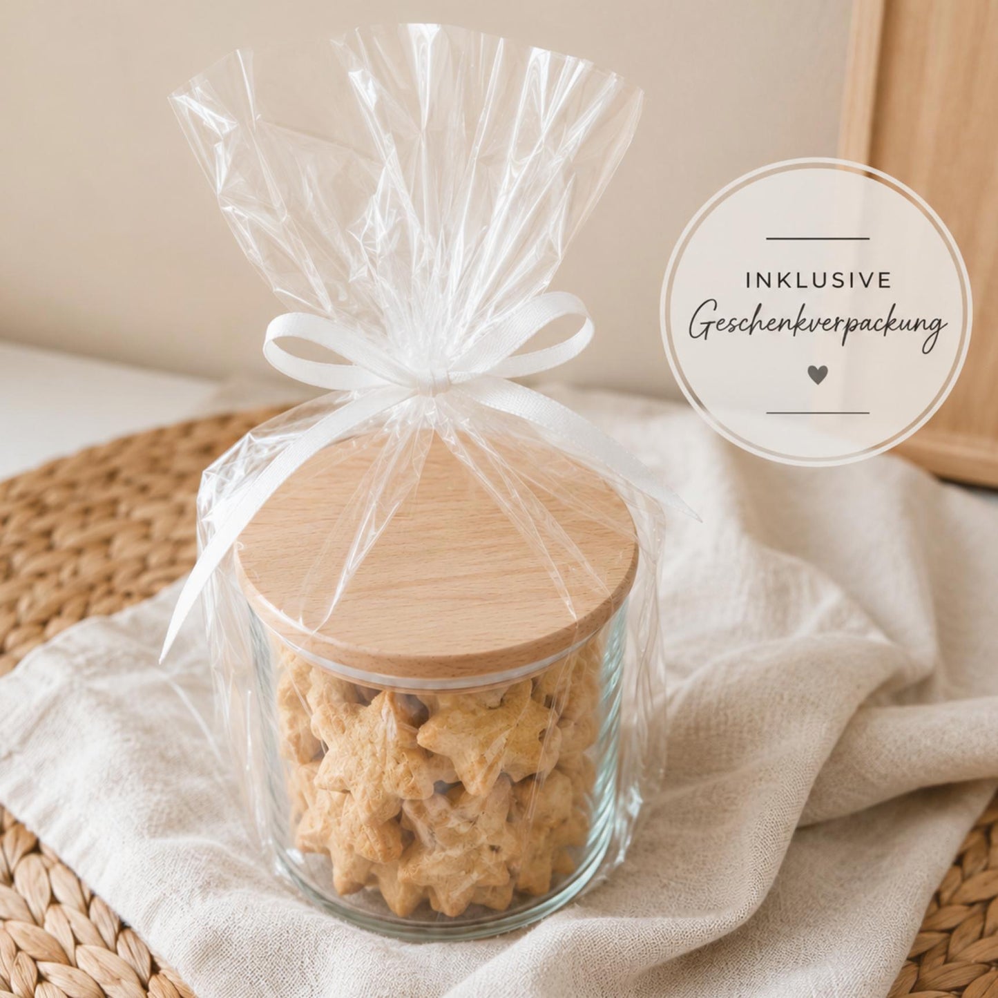 Vorratsglas in transparenter Geschenkverpackung mit weißer Schleife
