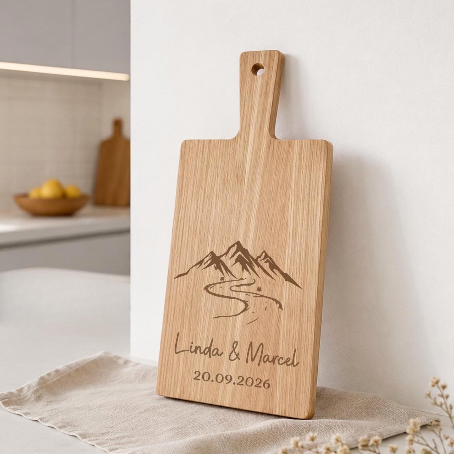 Schneidebrett mit Bergmotiv | Personalisiertes Hochzeitsgeschenk | Namen & Hochzeitsdatum | Geschenk für das Brautpaar Namen und Datum