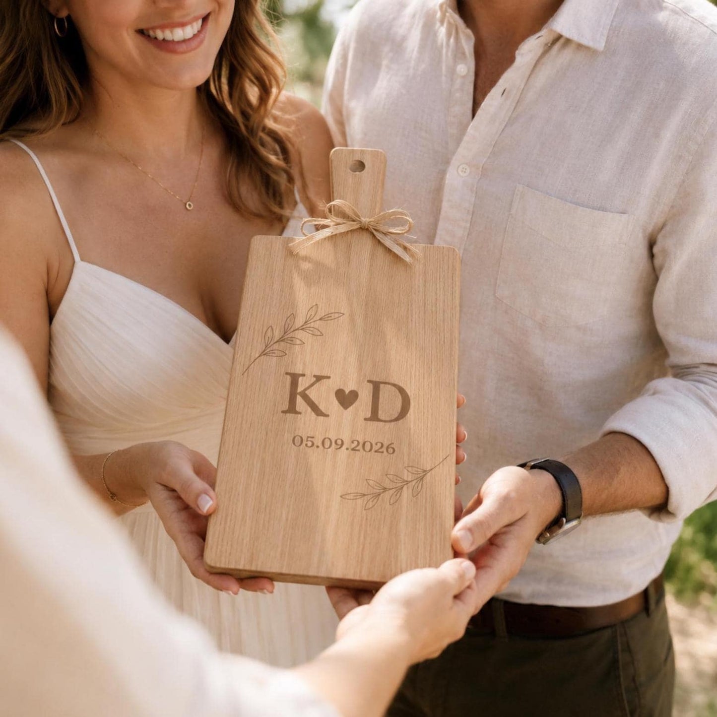 Personalisiertes Hochzeitsgeschenk | Schneidebrett mit Initialen | Monogramm Brautpaar | Geschenk zur Hochzeit | Holzbrett mit Datum