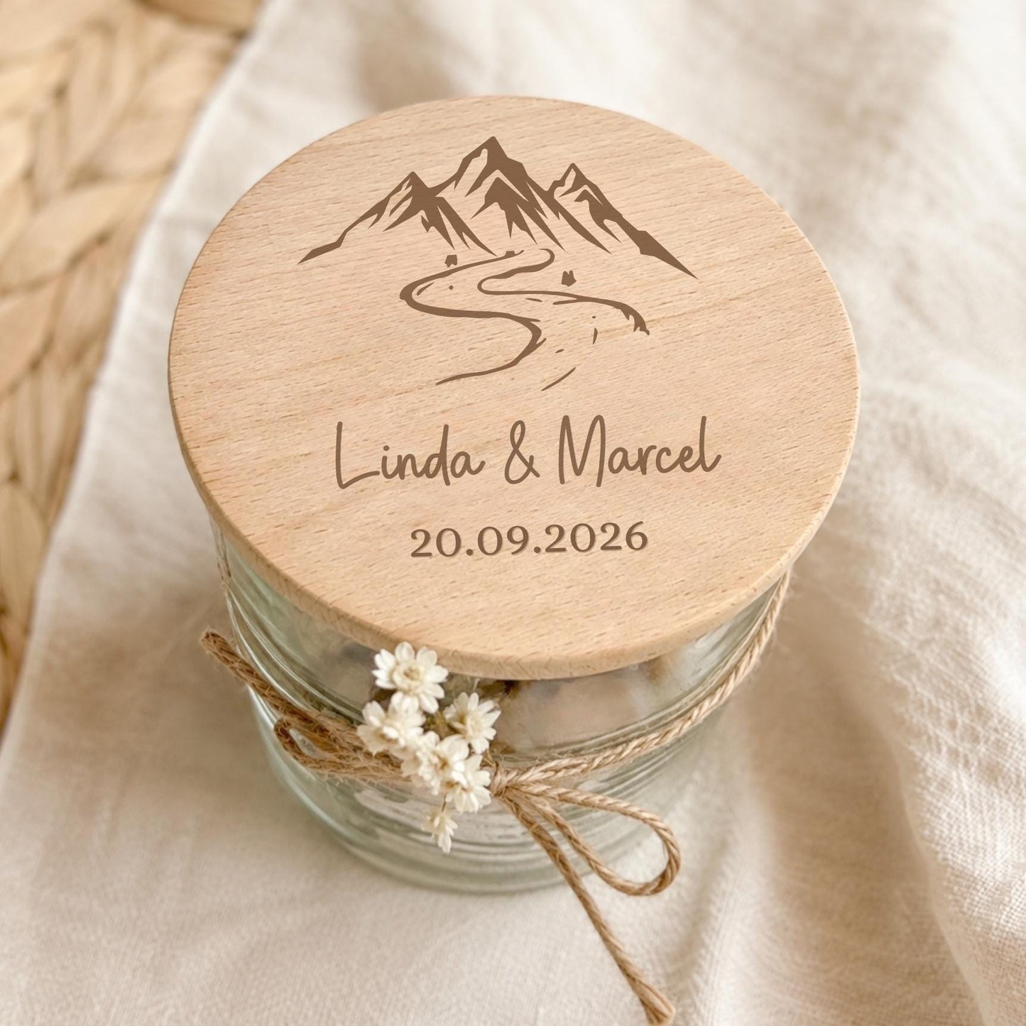 Personalisiertes Vorratsglas mit Bergmotiv zur Hochzeit