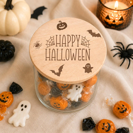 Halloween-Vorratsglas mit graviertem Buchenholzdeckel und Süßigkeiten