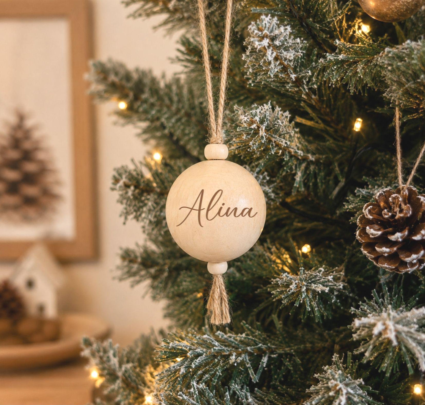 Personalisierte Weihnachtskugel aus Holz mit Namen