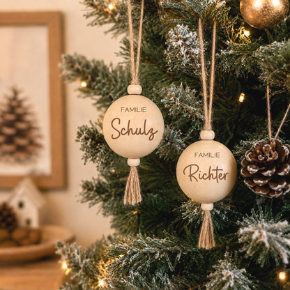 Weihnachtskugel aus Holz „Familie“ mit Familienname