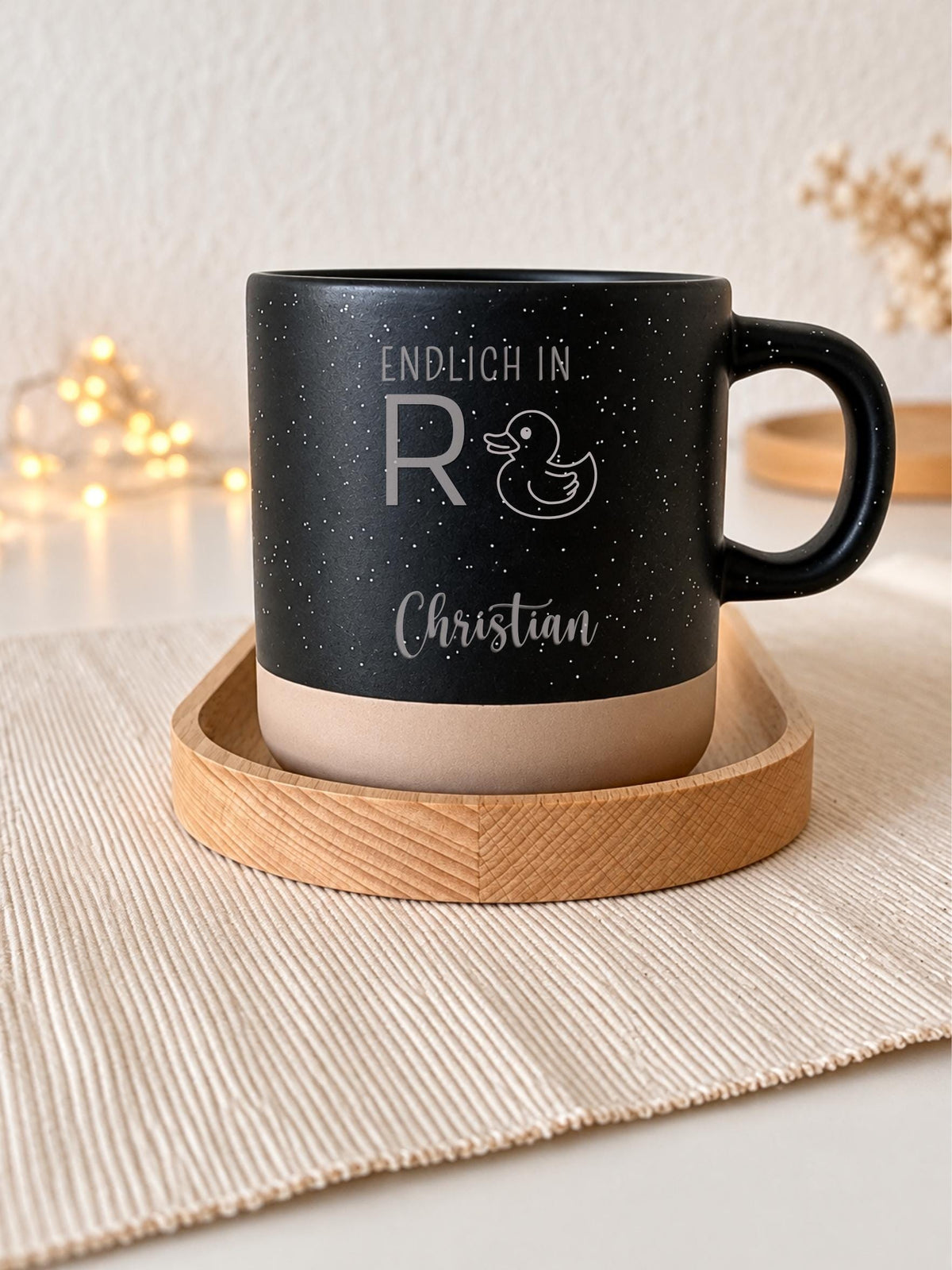 Keramiktasse „Endlich in Rente“ mit Name, 370 ml – Produktansicht 3
