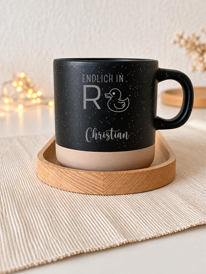Keramiktasse „Endlich in Rente“ mit Name, 370 ml – Produktansicht 3