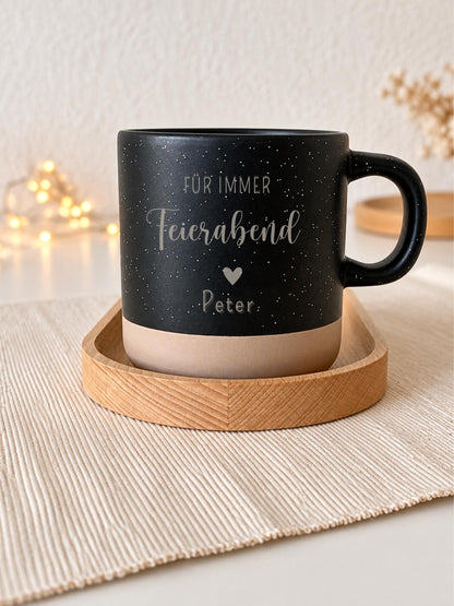 Keramiktasse „Für immer Feierabend“ mit Name, 370 ml – Produktansicht 3