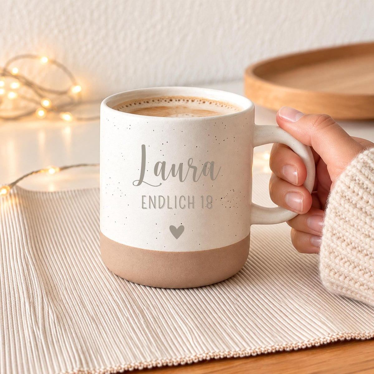 Personalisierte Tasse „Endlich 18“, 360 ml – Produktansicht 3