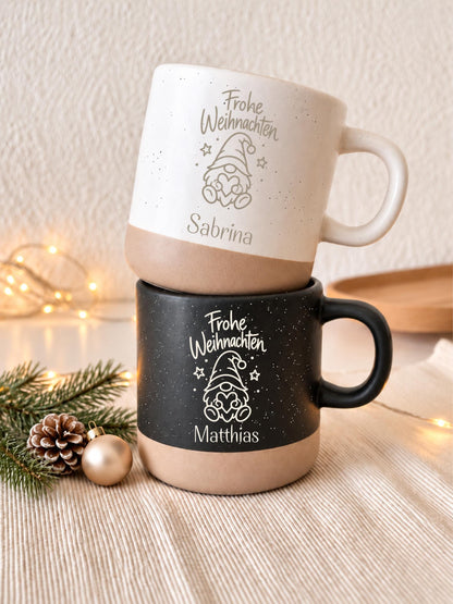 Weihnachtstasse mit Wichtelmotiv & Name, 360 ml – Produktansicht 3