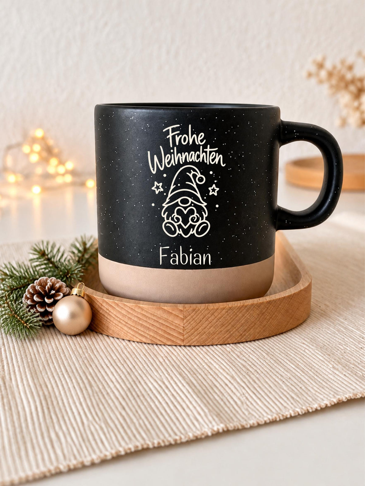 Weihnachtstasse mit Wichtelmotiv & Name, 360 ml – Produktansicht 2