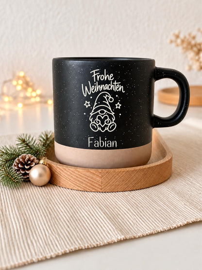 Weihnachtstasse mit Wichtelmotiv & Name, 360 ml – Produktansicht 2