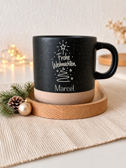 Personalisierte Weihnachtstasse mit Wichtelmotiv, Name – Produktansicht 2