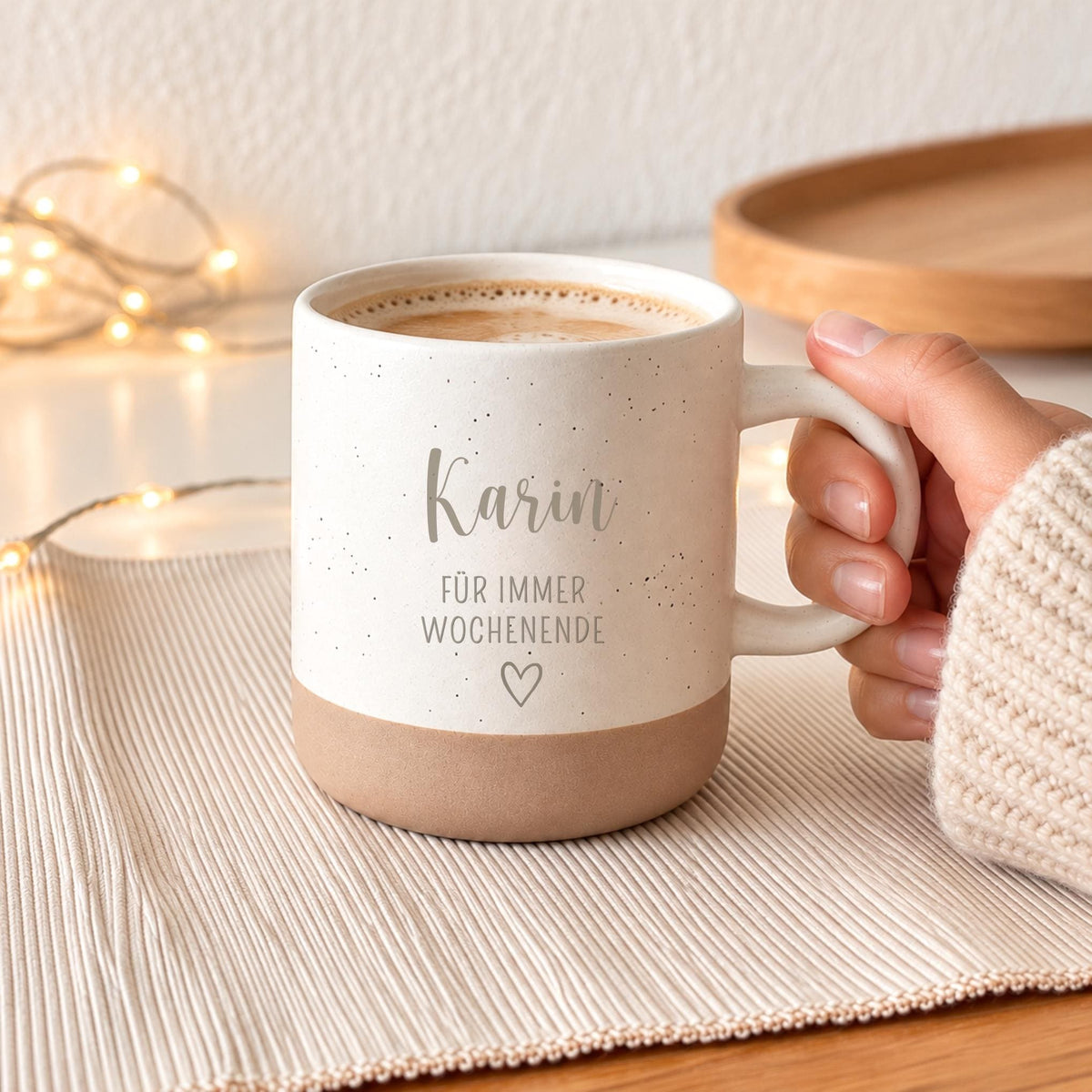Keramiktasse „Für immer Wochenende“ mit Name, 370 ml – Produktansicht 4