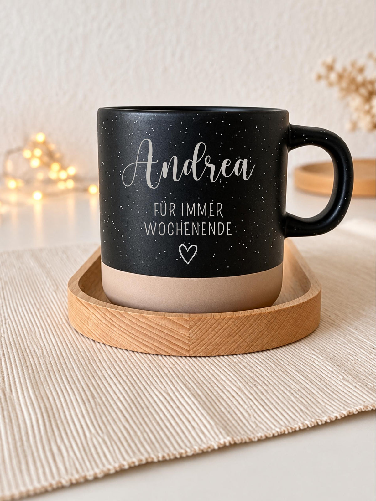 Keramiktasse „Für immer Wochenende“ mit Name, 370 ml – Produktansicht 3