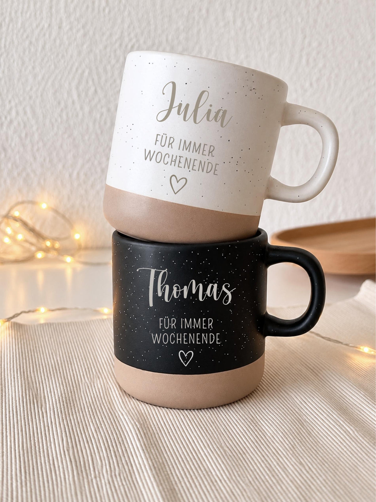 Keramiktasse „Für immer Wochenende“ mit Name, 370 ml – Produktansicht 2