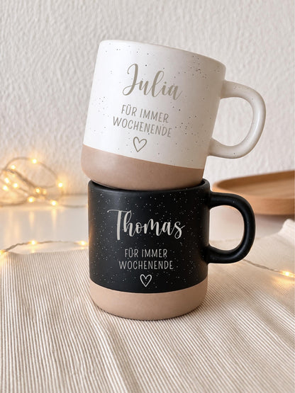 Keramiktasse „Für immer Wochenende“ mit Name, 370 ml – Produktansicht 2