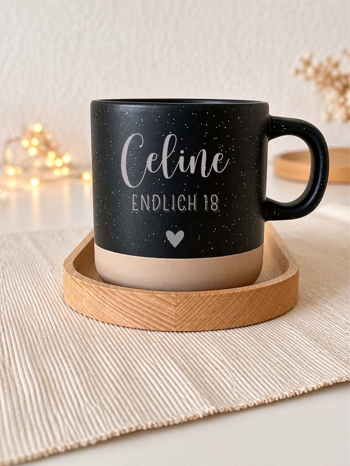 Personalisierte Tasse „Endlich 18“, 360 ml – Produktansicht 2