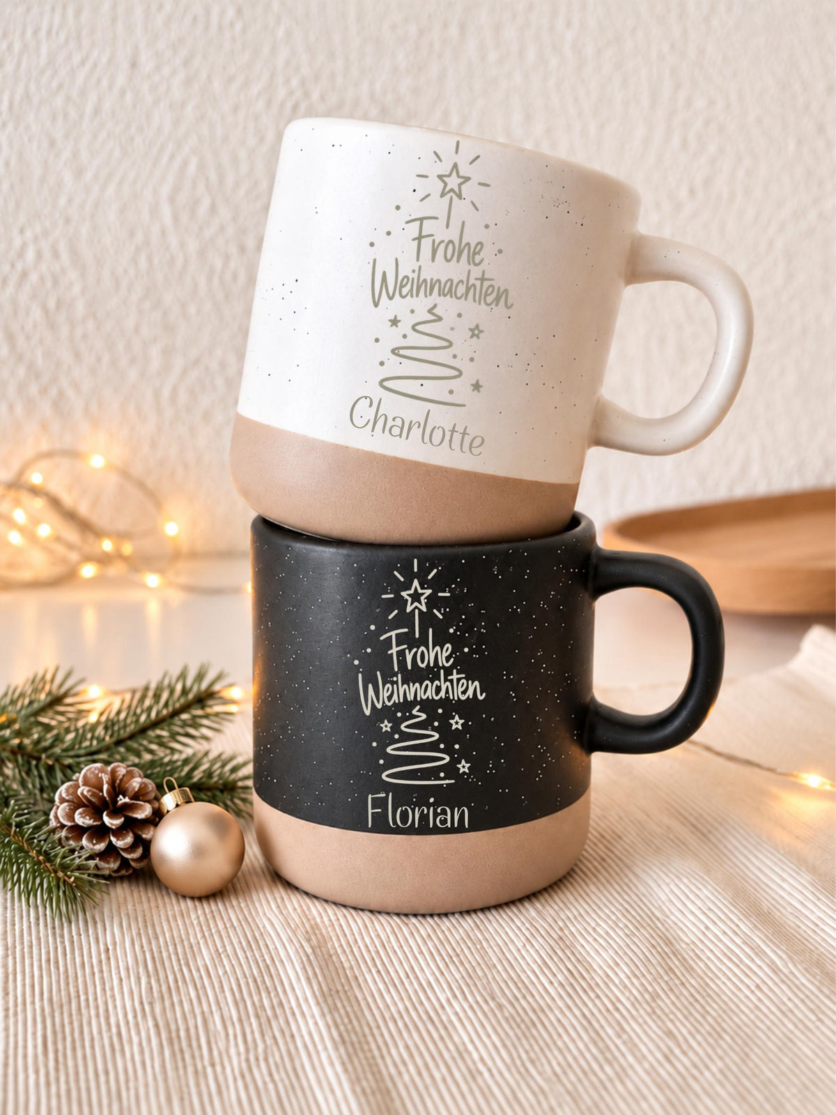 Personalisierte Weihnachtstasse mit Wichtelmotiv, Name – Produktansicht 3