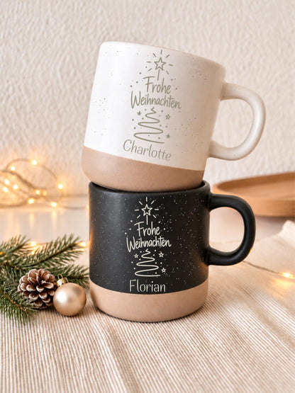 Personalisierte Weihnachtstasse mit Wichtelmotiv, Name – Produktansicht 3