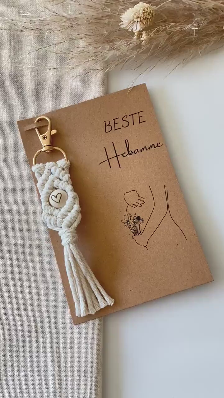 Geschenk Hebamme | Makramee Schlüsselanhänger | Geschenkkarte mit Mini Trockenblumenstrauß | Hebamme mit Herz | Schwangerschaft